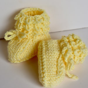Chaussons pour bébé en tricot pour annoncer votre grossesse, disponibles en différentes couleurs, dans une boîte cadeau avec un message personnalisé, taille du nouveau-né à 3 mois