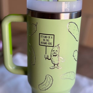 Pepinillos grabados a láser en un vaso de 40 oz - 30 oz o una botella de agua de 30 oz con tapa abatible. Personalízalo con tu nombre o un letrero personalizado GRATIS.