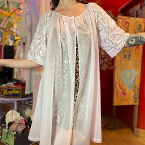 Vintage 60er Jahre Chiffon Peignoir Robe, Lorraine 1960s Lingerie, Romantische Fee Coquette Style, Brautdessous, Vtg Fliederfarbene transparente Robe Vertuschen