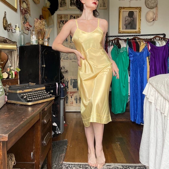 KICKERNICK Vintage 1940s Nightgown Slip dress, off White Sheer Lace full sweep lingerie dress
