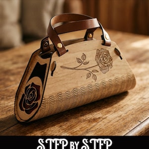Peut inclure: Un sac à main en bois avec un motif de rose découpé au laser et une poignée en cuir marron. Le sac a un motif ondulé le long du bord inférieur. Le texte "SVG & Lightburn" et "Step by Step VIDEO" sont affichés au-dessus et en dessous du sac.