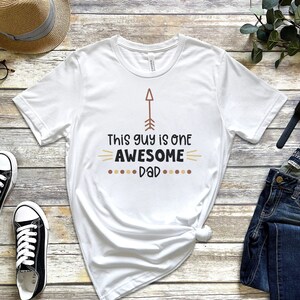 Awesome Dad Shirt, This Guy Is One Awesome Dad Shirt, Dad Grafik Shirt, Vatertag Geschenk, Papa T-Shirt, Custom Dad T-Shirt, Best Dad Shirt 2023