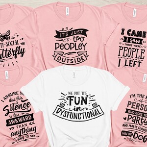 Pu&ograve; includere: Sei magliette diverse con frasi divertenti stampate su di esse. Le magliette sono rosa e bianche e presentano frasi come "Anti-Social Butterfly", "&Egrave; semplicemente troppo Peopley Outside", "Sono venuto, ho visto, c'era gente, me ne sono andato", "Ti assicuro che questo silenzio &egrave; meno imbarazzante di qualsiasi cosa io abbia da dire", "Mettiamo il divertimento in disfunzionale", e "Sono il tipo di persona che va a una festa e fa amicizia con il cane".
