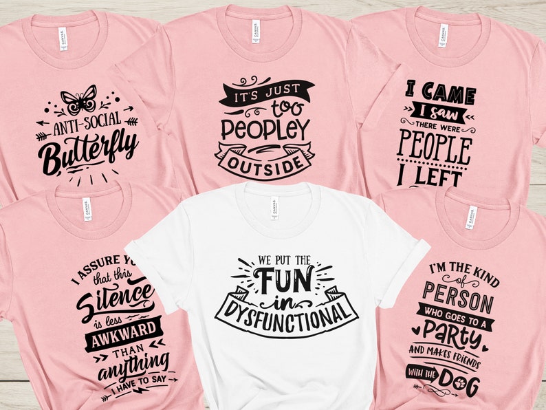 Pu&ograve; includere: Sei magliette diverse con frasi divertenti stampate su di esse. Le magliette sono rosa e bianche e presentano frasi come "Anti-Social Butterfly", "&Egrave; semplicemente troppo Peopley Outside", "Sono venuto, ho visto, c'era gente, me ne sono andato", "Ti assicuro che questo silenzio &egrave; meno imbarazzante di qualsiasi cosa io abbia da dire", "Mettiamo il divertimento in disfunzionale", e "Sono il tipo di persona che va a una festa e fa amicizia con il cane".