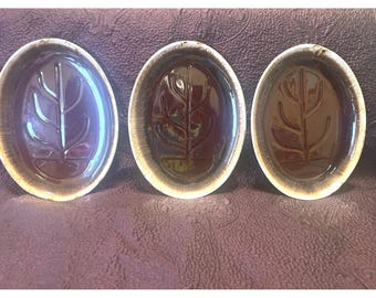 Set di 3 piatti con smalto a goccia marrone e albero della vita, dell'epoca di Mpunt Clemens, McCoy Pottery, 1967.