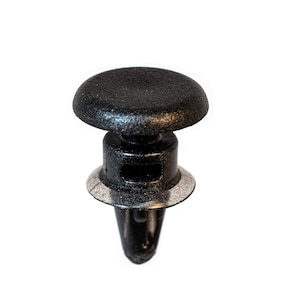 Może przedstawiać: Czarny plastikowy zatrzask z srebrnym metalowym pierścieniem. Zatrzask ma okrągłą główkę i spiczasty koniec.