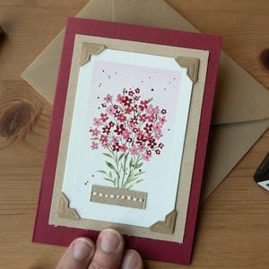 Pequeno lote de cartão pintado à mão com flores rosa e vermelhas