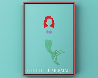 Puede incluir: Un póster minimalista con una silueta de sirena verde con cabello rojo y un sujetador de concha púrpura. El texto "THE LITTLE MERMAID" está impreso en blanco en la parte inferior del póster.