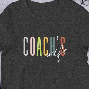 Camiseta da esposa do treinador colorido na moda treinador esposa gráfico t bonito sexta à noite luzes design esportivo eu amo a camisa do treinador