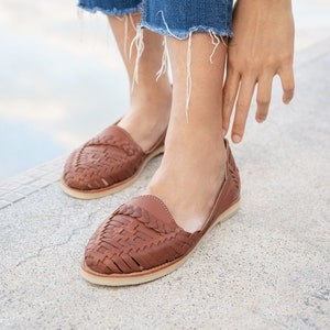 VICTORIA™ Leather huarache sandal. Shedron color. Quality guaranteed. Shoe handmade by Mexican artisans.