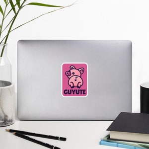 Puede incluir: Pegatina rosa y morada con un cerdo de dibujos animados que lleva una camisa rosa y el texto "GUYUTE" en morado.