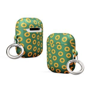 Peut inclure: Une coque pour Airpods verte et orange avec un motif de beignets et un porte-cl&eacute;s argent&eacute;.