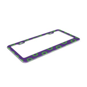 Puede incluir: Marco de matr&iacute;cula morado con un patr&oacute;n de c&iacute;rculos verdes.