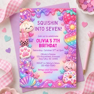 Może przedstawiać: Prostokątne zaproszenie na urodziny z pastelowym tłem i fioletową obw&oacute;dką. Zawiera kolorowe grafiki w stylu squishy, takie jak truskawka, pączek, herbata boba i serca. Tekst głosi: SQUISHIN' INTO SEVEN! OLIVIA'S 7TH BIRTHDAY, sobota, 17 października o 14:00, Olivia's House, 123 Anywhere Avenue, Any City, SC 12345, RSVP do Olivia's Mom 123-456-7890, Przynieś swojego ulubionego squishy!