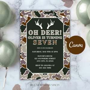 Może przedstawiać: Zaproszenie urodzinowe z obramowaniem w kamuflażowy wzór. Zaproszenie brzmi "OH DEER! OLIVER IS TURNING SEVEN" ze szczegółami wydarzenia. Projekt zawiera poroże jelenia i jest umieszczony na marmurowym tle.