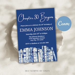 Pode incluir: Um cartão de convite azul marinho com texto branco anunciando uma celebração de 30 anos. O texto diz "Capítulo 30 Começa" e inclui o nome EMMA JOHNSON, a data, a hora e o endereço. A parte inferior apresenta uma fileira de livros ilustrados em azul e branco.