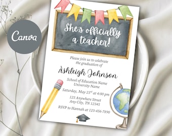 Può includere: Un invito di laurea con illustrazioni ad acquerello. L'invito presenta una lavagna con il testo "She's officially a teacher!" e i dettagli della laurea di Ashleigh Johnson. Include una matita, un mappamondo e un tocco.