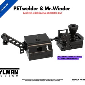 Może przedstawiać: Czarno-srebrny zestaw do samodzielnego montażu PETwelder i Mr. Winder, wydrukowany w technologii 3D. Zestaw zawiera komponenty elektroniczne i mechaniczne. Na fioletowym tle widnieje napis "PRE CRIMPED AND PRE SOLDERED! NO PROGRAMMING NEEDED!"