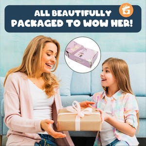 Puede incluir: Una mujer sonr&iacute;e mientras presenta una caja de regalo envuelta en papel marr&oacute;n con una cinta blanca a una ni&ntilde;a. La caja de regalo est&aacute; atada con una cinta blanca y un lazo. La ni&ntilde;a sonr&iacute;e y mira la caja de regalo. El texto "All beautifully packaged to wow her!" se muestra arriba de la imagen.