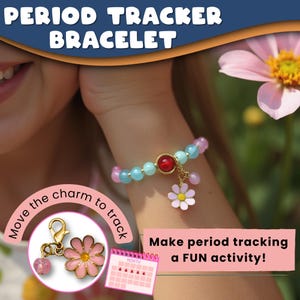 Puede incluir: Un brazalete dorado con cuentas azules y rosas y un dije de gema roja. Un dije de flor rosa cuelga del brazalete. El brazalete se lleva en la mu&ntilde;eca de una persona. La imagen tambi&eacute;n muestra un dije de flor rosa con una gema rosa y un calendario con puntos rojos.