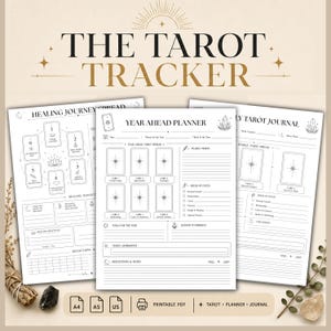 Puede incluir: Tres páginas imprimibles blancas tituladas The Tarot Tracker, Year Ahead Planner y Weekly Tarot Journal. Los diseños incluyen texto negro, cajas para cartas, secciones con líneas para notas e iconos celestiales para el seguimiento.