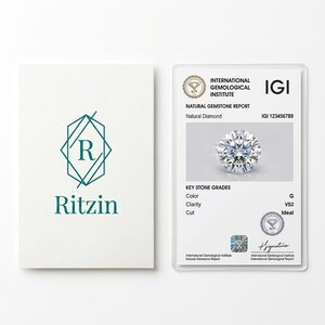 Könnte beinhalten: Eine weiße Karte mit einem türkisfarbenen geometrischen Logo und dem Text Ritzin, neben einem Edelsteinbericht des International Gemological Institute. Der Bericht zeigt einen runden Diamanten mit Farbe G, Reinheit VS2 und idealem Schliff.