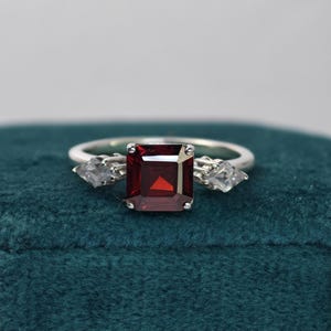 Anillo de pedida personalizado / Anillo de rubí Asscher cultivado en laboratorio / Anillo de compromiso de tres piedras / Joyería de oro macizo