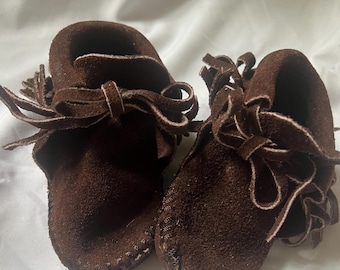 Infant or toddler moccasins, crafted from soft brown genuine leather, Minnetonka Moccasin, Vintage new moccasins 1990s, Native Indian