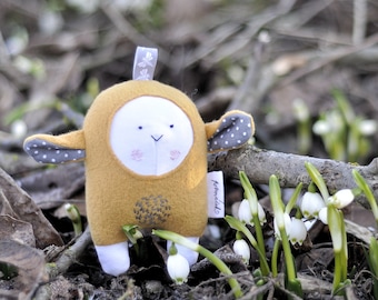 Rattling sheep baby, yellow with grey - mini version