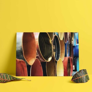 Peut inclure: Gros plan sur un mur de tuyaux métalliques ronds, empilés et colorés. Les tuyaux sont disposés de manière aléatoire, créant une texture visuellement intéressante.