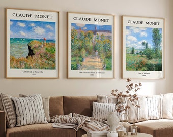 Puede incluir: Tres impresiones de arte enmarcadas de pinturas de Claude Monet colgadas en una pared beige sobre un sofá seccional marrón con almohadas y una manta. Las pinturas se titulan "Cliff Walk at Pourville 1882", "The Artist's Garden at Vétheuil 1881" y "View of Vétheuil 1880".