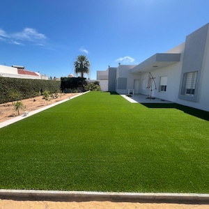 Tapete de grama sintética artificial premium de 0,98 polegadas - 25 mm - Durável e com aparência natural - Perfeito para jardins e paisagismo - Decoração de casa