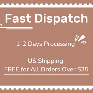 Op de afbeelding: Een bruine rechthoekige afbeelding met een witte rand, die op een postzegel lijkt. Het bevat de tekst "Fast Dispatch" bovenaan, gevolgd door "1-2 Days Processing". De afbeelding bevat ook de tekst "US Shipping".