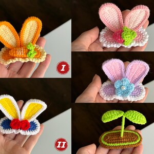 Op de afbeelding: Gehaakte haarclips in de vorm van konijnenoren in verschillende kleuren. De clips hebben ontwerpen met oranje, roze, paarse en gele oren, sommige met bloemen- of wortelaccenten. Perfect voor Pasen.