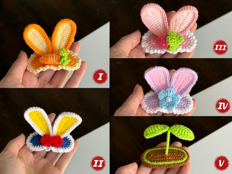 Op de afbeelding: Gehaakte haarclips in de vorm van konijnenoren in verschillende kleuren. De clips hebben ontwerpen met oranje, roze, paarse en gele oren, sommige met bloemen- of wortelaccenten. Perfect voor Pasen.