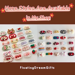 Op de afbeelding: Een verzameling handgemaakte haarclips in diverse ontwerpen, waaronder strikken, bloemen en fruit. De clips zijn in verschillende kleuren, waaronder rood, roze en groen. De tekst op de afbeelding luidt "More Styles Are Available In My Shop" en "FloatingDreamGifts".