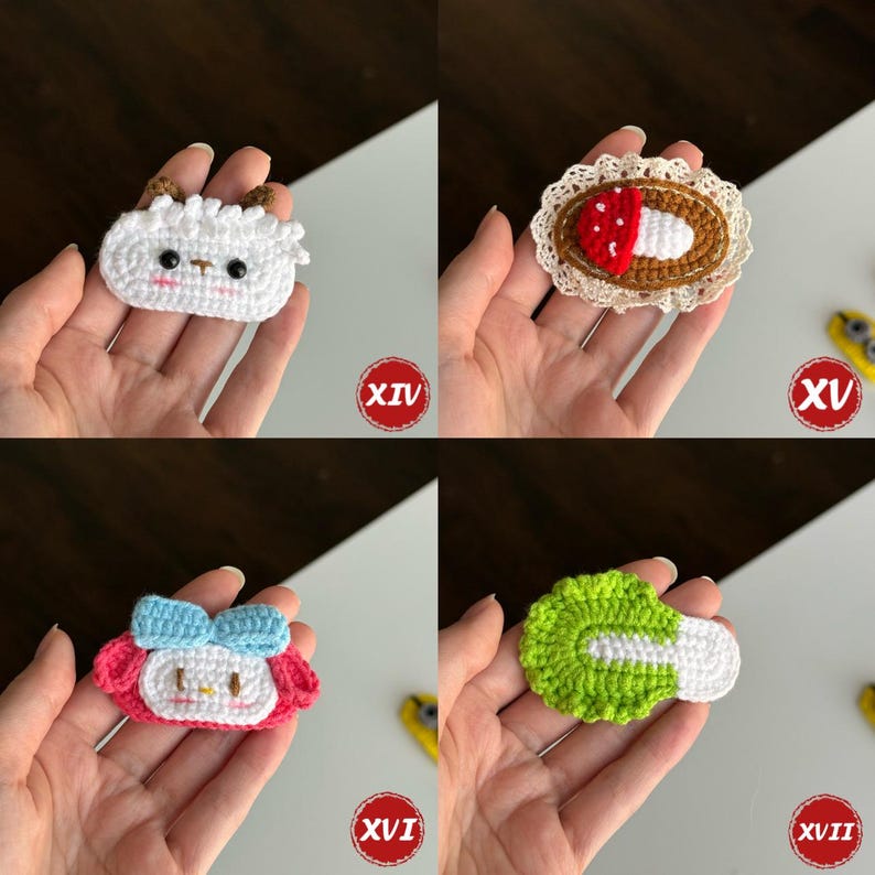 Op de afbeelding: Vier handgemaakte gehaakte applicaties worden getoond. Ze omvatten een wit schaap, een paddenstoel met een rode dop, een roze karakter met een blauwe strik en een groene en witte groente. Elke applicatie wordt in een hand gehouden.