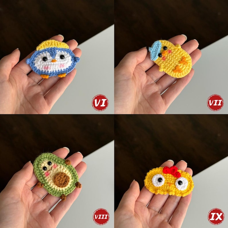 Op de afbeelding: Vier handgemaakte gehaakte applicaties: een pingu&iuml;n, een kuiken, een avocado en een gele ovaal met een rode strik. De pingu&iuml;n is blauw, wit en geel. Het kuiken is geel en oranje. De avocado is groen en bruin.