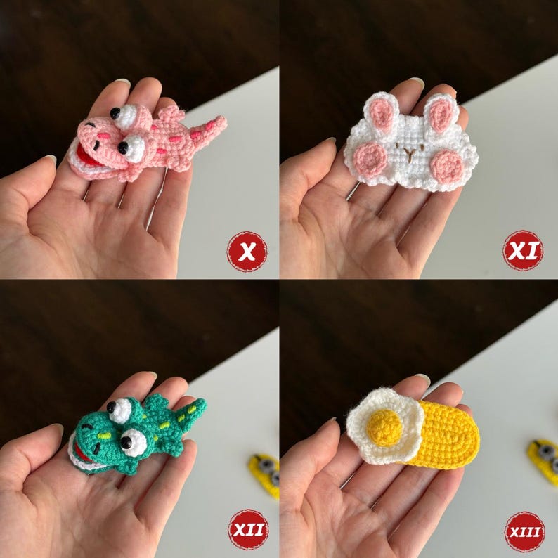 Op de afbeelding: Vier handgemaakte gehaakte haarclips. De clips bevatten een roze hagedis, een witte konijn met roze accenten, een groene alligator en een gebakken ei. Elke clip is een uniek, grillig ontwerp.
