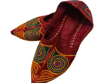 Vintage 1970s Embroidered Leather Shoes: Ethnic Hippie Style, Size 6.5