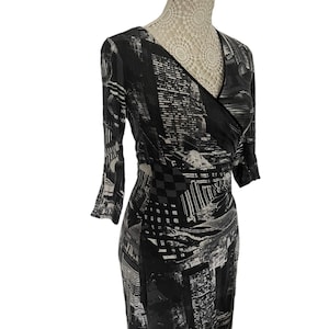 Vintage Womens Black and White Abstract Graphic Print City Patterned Bodycon Dress Size 8 10 Retro 3 Quarter Sleeves V Neck