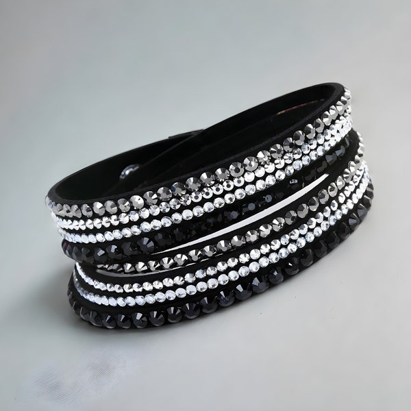 Pulsera Slake de doble vuelta negra hecha con elementos Swarovski en piel sintética