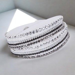 Weißes Double Wrap Slake Armband Made with Swarovski Elements auf Kunstleder