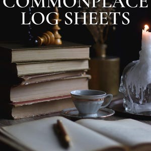 Può includere: Natura morta con una pila di libri antichi, una tazza e un piattino e un libro aperto con una penna. Il testo "MOTHER-SCHOLAR OXFORD ARCHIVE'S COMMONPLACE LOG SHEETS" è visibile. Una candela accesa e pezzi degli scacchi completano la scena.