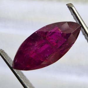 1,77 ct naturlig rubin, markisslipad, ingen värme | Obehandlad fasetterad rubin, ädelsten