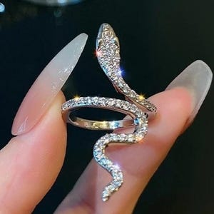 Anillo de oro amarillo de 18 quilates con forma de serpiente y diamante moissanita, ajustable, ideal para mujer. Un regalo de compromiso único, una joya artesanal para aniversario.