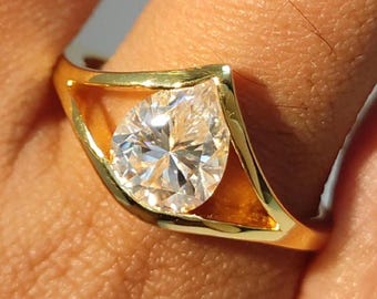 Anello in oro giallo 14 carati con moissanite a forma di pera, incastonatura a goccia e gambo diviso, anello di fidanzamento