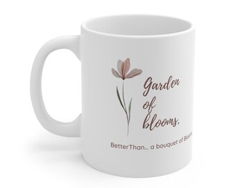 Może przedstawiać: Biały kubek ceramiczny z kwiatowym wzorem i tekstem "Garden of blooms. BetterThan... a bouquet of Blooms".