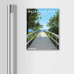 Puede incluir: Una impresión enmarcada que presenta una ilustración del Parque Provincial MacGregor Point. La obra de arte representa un paseo marítimo de madera que conduce a una masa de agua, enmarcado por árboles y un cielo azul. El texto "MacGregor Point Provincial Park" se muestra en la parte superior.