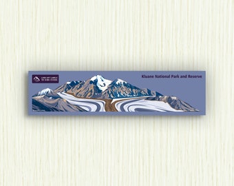 Puede incluir: Una ilustración azul y blanca de una cordillera con un glaciar, titulada "Kluane National Park and Reserve". La ilustración forma parte de una pegatina con el texto "Land Art Labels The Scenic Stickers" en la esquina inferior izquierda.